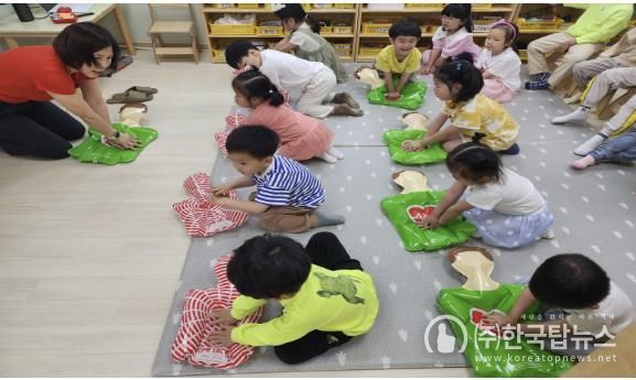 어린이집에서 아동들이 소화기 사용과 심폐소생술을 직접 실습하고 있다.