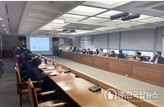 성동구 주민참여예산학교 강의를 하는 모습