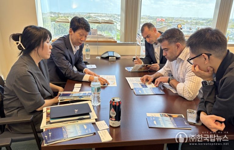 인천항만공사 김상기 운영부문 부사장이 노르웨이지안 크루즈 라인 임원과 면담을 하고 있다