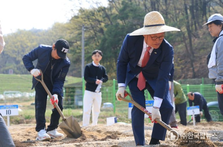 대구 수성구(구청장 김대권)는 지난 10일 조일골 텃밭에서 고독사 위험군 주민을 위한 사회관계망 형성 프로그램인 ‘심는 즐거움, 거두는 기쁨’ 합동 씨뿌리기 행사를 개최했다.