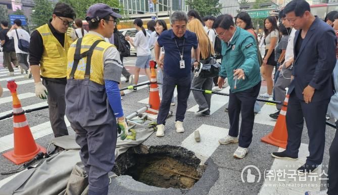 박강수 마포구청장이 서교동 도로 침하 현장을 찾아 발 빠른 조치에 나섰다.