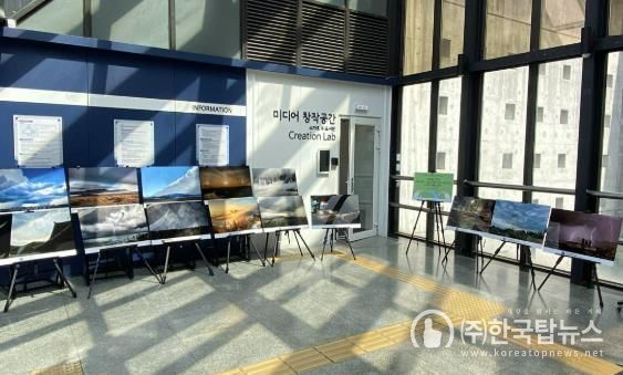 은평구립도서관에서 기상·기후 공모전 수상작 전시회 하는 모습