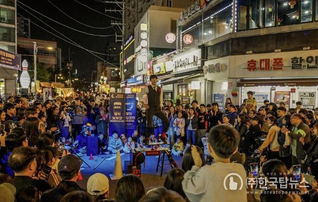 쌍리단길 별빛야시장에서 방문객들이 공연을 관람하고 있다