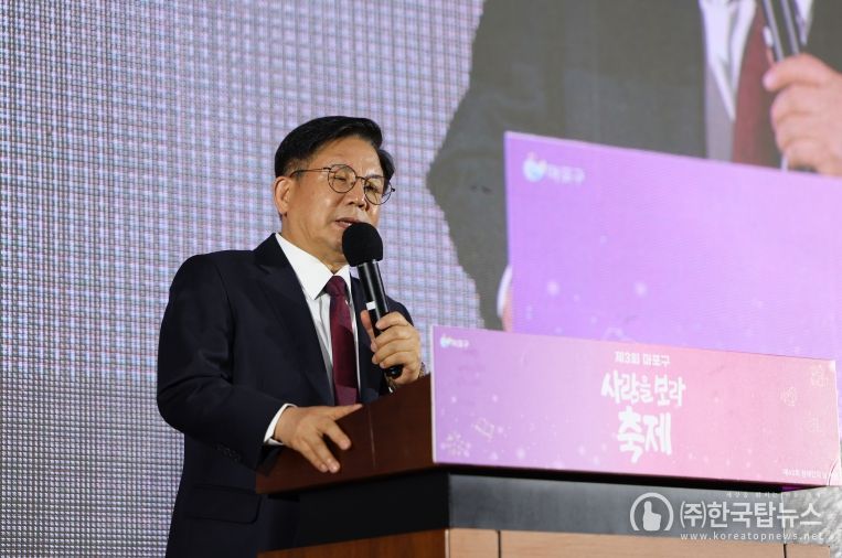 박강수 마포구청장이 제3회 사람을 보라 축제에 참석해 기념사를 하고 있다