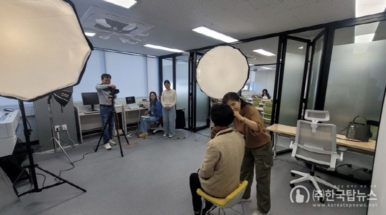 ‘사진촬영 과정’수료생, 자발적 커뮤니티 결성 ! 부산 남구, 지역 내 어르신 200명 프로필 사진 촬영