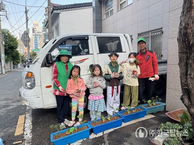 부산 서구 서대신1동 새마을지도자협의회, 주민센터 앞 텃밭 조성 활동