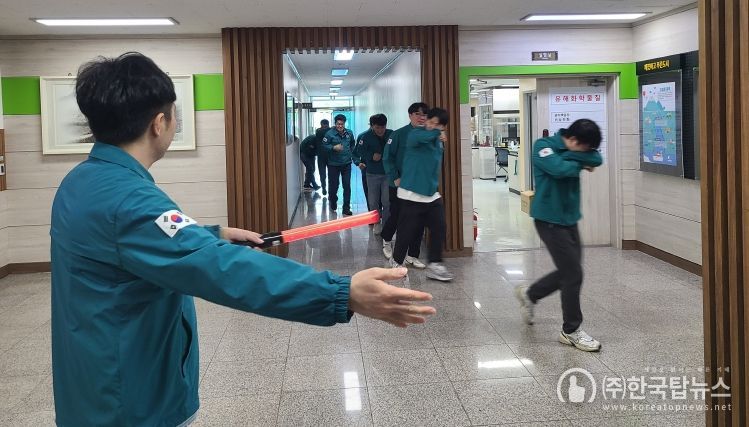 영천시 환경사업소는 30일 공공하수처리시설의 화재 예방과 초기 대응능력 강화를 위한 자체소방훈련을 실시했다.