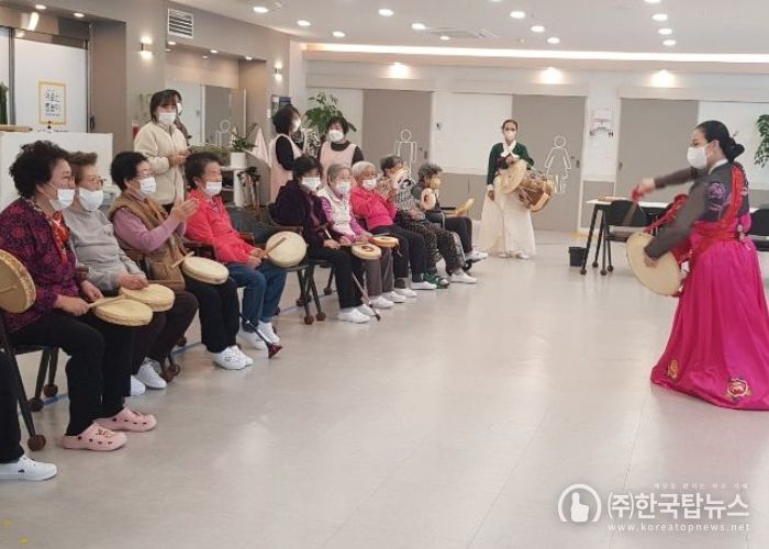 화성시생활문화동호회 ‘춤이랑’의 문화공헌활동 사진.