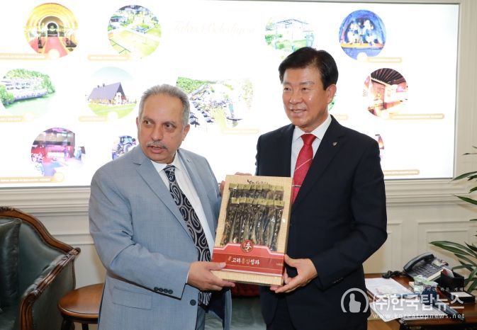 지난해 9월 박범인 금산군수 튀르키예 탈라스구 방문 기념사진(왼쪽부터 무스타파얄츤 탈라스구청장, 박범인 금산군수)