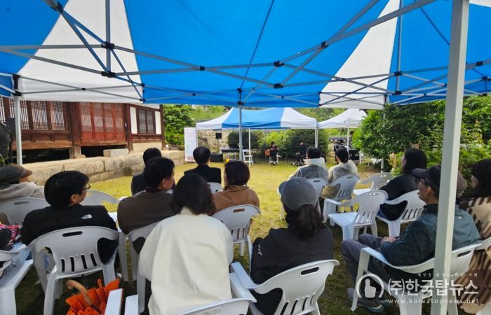 대덕구민들이 10일 중리동 송애당에서 열린 대덕문화관광재단단 ‘봄날 작은 음악회’ 공연을 관람하고 있다.
