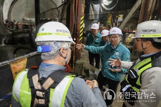 유성훈 금천구청장이 신안산선 지하터널 공사 현장을 점검하고 있다