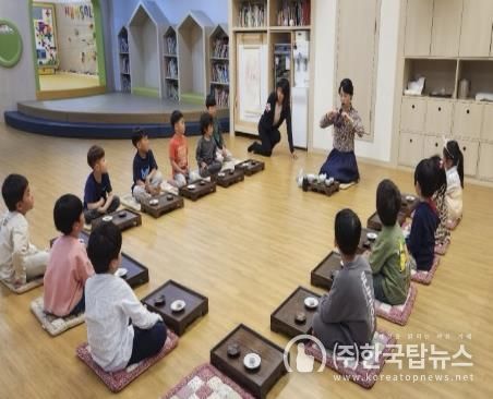구립 한솔어린이집에서 2025년 유아다례 프로그램을 진행하는 모습