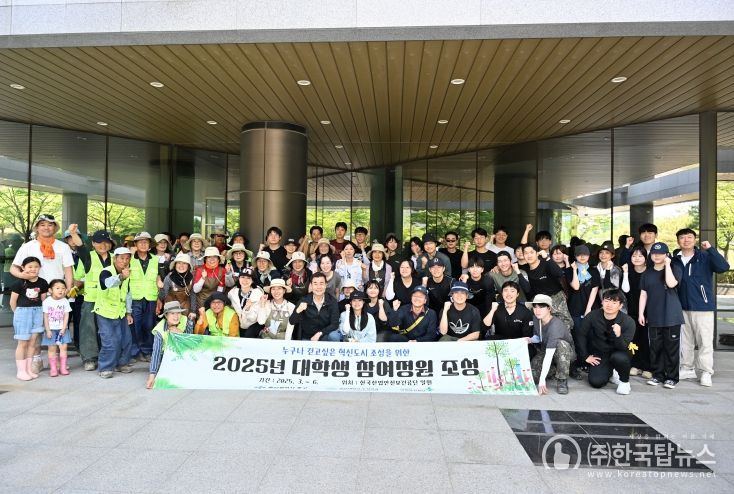 울산 중구(구청장 김영길)와 부산대학교 조경학과(학과장 최송현)가 17일 종가로 공공공지 및 한국산업안전보건공단 공개공지(성안동 269-2)에서 사계절 가로정원 정원식물 식재 행사를 열었다.