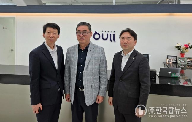 면담을 마치고 기념 촬영을 하고 있다(좌측부터 인천항만공사 김상기 운영부문 부사장, 어울 김창수 회장, 인천항만공사 박원근 물류전략처장