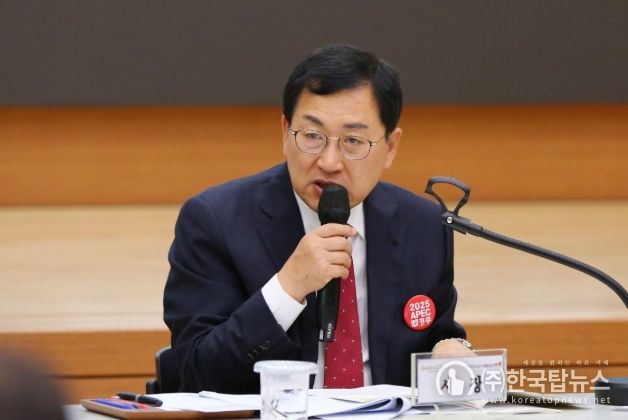 19일 경주시청 알천홀에서 열린 확대간부회의에서 주낙영 경주시장이 APEC 정상회의 성공 개최를 위한 철저한 준비와 조직문화 개선을 주문하고 있다.