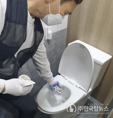 용산구 보건소 방역반이 모기 유충구제 약품 투여 활동 중이다