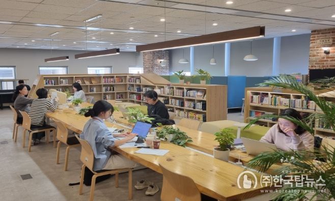 인사혁신처 직원들이 청사 내 직원 휴게공간이자 업무 혁신공간인 ‘북마루’에서 원격근무를 하고 있다. 인사처는 업무 효율을 높이는 완전한 업무환경 무선화를 위해 지난해부터 전 직원이 개별 노트북으로 일하는 ‘5G 정부망 체제’로 전환했다.