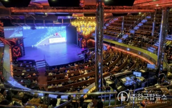 코스타세레나호에 탑승한 관광객들이 다채로운 행사를 즐기는 모습