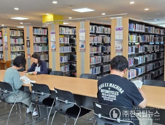 재개관한 성동구립용답도서관 2층 문헌정보실 모습