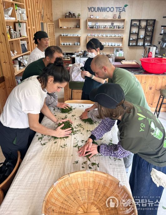 13명 초청 티 투어 진행