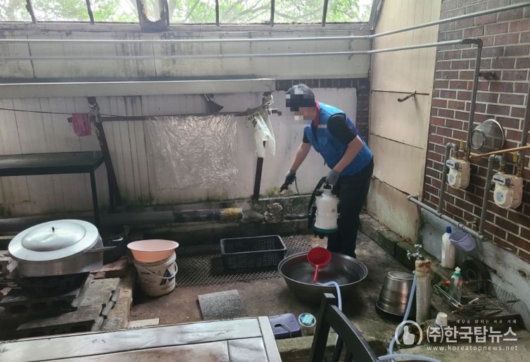 (재)천안시복지재단이 주거취약계층을 대상으로 정기소독서비스를 제공하고 있다.