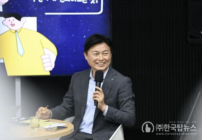 조용익 부천시장이 지난 6월 13일 유한대학교에서 열린 영톡스클럽에서 청년들과 대화를 나누고 있다.
