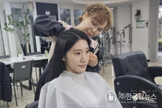 한 청년이 헤어․메이크업 드림 사업을 통해 면접 준비를 위한 헤어 서비스를 받고 있다.