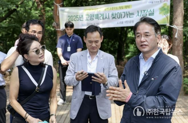 시민들과 맨발길 조성사업에 대해 이야기 나누고 있는 이동환 고양특례시장