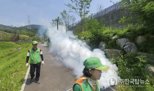18일 감일동 벌말천에서 하남시 지역자율방재단 연무 방역을 진행하고 있다.