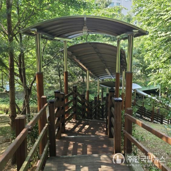 용인특례시 기흥구 보정동 경관녹지 산책로 정비공사가 마무리된 모습