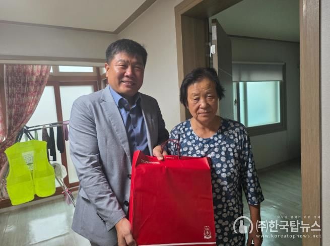 임창복 강진읍장이 보훈가정에 방문하여 위문품을 전달하고 있다.