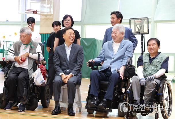 지난해 7월 1일 취임 2주년을 맞아 장애인 생활체육교실을 방문해 구민들과 소통하는 조성명 강남구청장