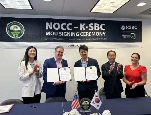 MOU체결(왼쪽부터 윤 최 얼바인시 스티브 최 상원의원 보좌관, 앤드류 그레이슨 NOCC 회장, 오세진 링크원(K-SBC 위탁운영사) 대표, 프레드 정 플러턴시장, 제이미 발렌시아 풀러턴시의원)