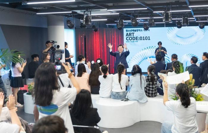 박승원 광명시장이 지난 12일 '청소년예술창작소' 개소식 참석자들과 소통하고 있다.