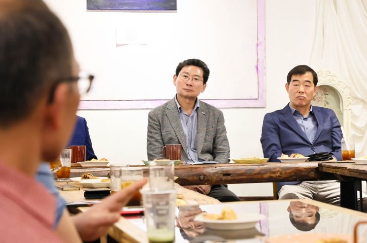 이상일 용인특례시장이 23일 처인구 지역내 상인들을 만나 지역상권 활성화 방안을 논의했다.
