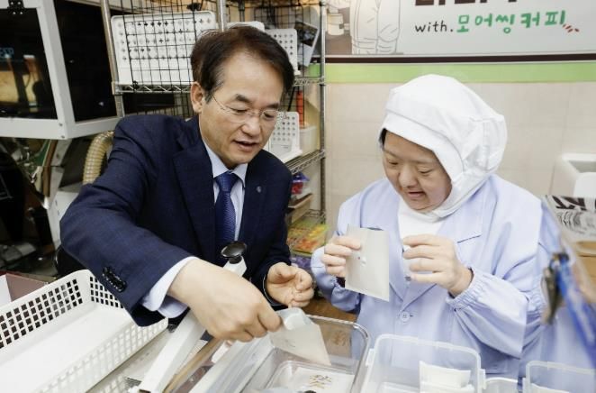 나너우리작업장을 방문한 이동환 고양시장이 훈련장애인과 직업재활프로그램에 참여하고 있다.