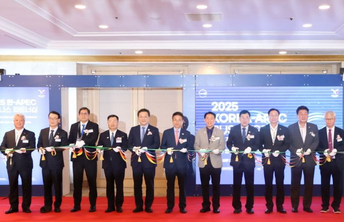 24일 경주 라한셀렉트 호텔에서 열린 ‘2025 한-APEC 비즈니스 파트너십’ 개막식에서 주요 내빈들이 테이프 커팅을 하고 있다.