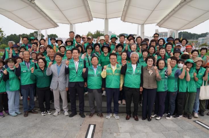 지난 9월 24일 울진연호공원에서‘대한민국 새단장 캠페인’의 일환인‘2025년 자원 재활용품 수집 경진대회’를 개최했다.(자원재활용품 수집 경진대회)