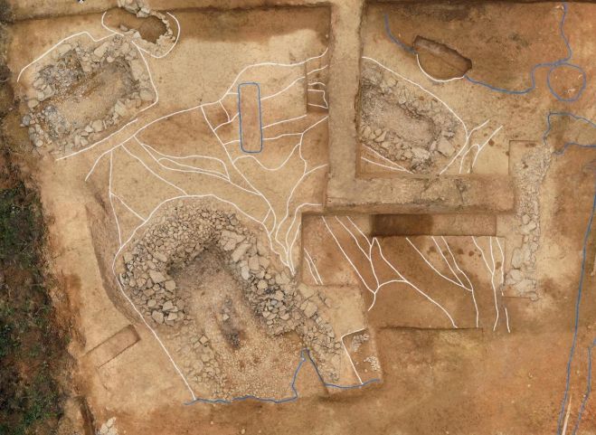 무덤 중앙에 덧널을 놓고 주변에 돌무지를 쌓은 뒤 흙을 덮은 신라의 독특한 무덤 구조