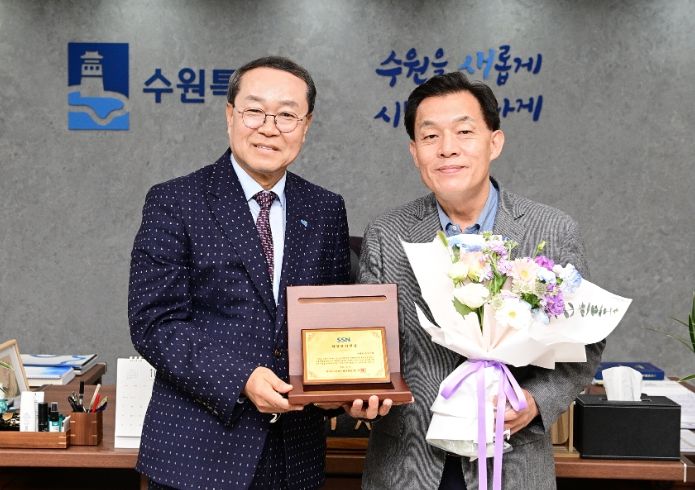 이재준 수원시장(오른쪽), 경기도사회복지협의회 강기태 회장이 함께하고 있다.