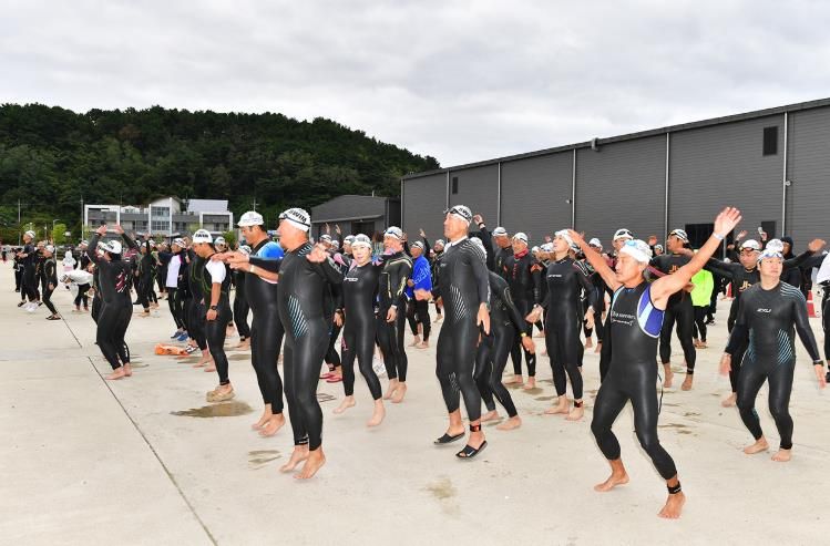 지난해 열린 울진 트라이애슬론대회에 참가한 선수들이 경기를 펼치고 있다.