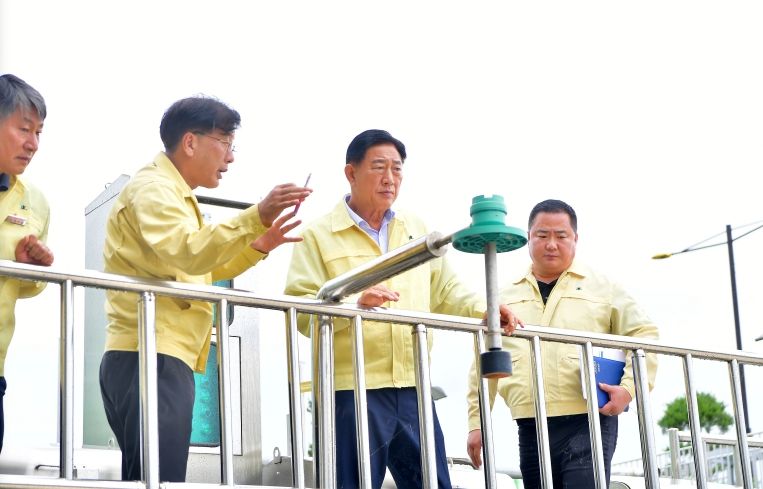 지난 6월 장성배수펌프장 현장 점검에 나선 김한종 장성군수