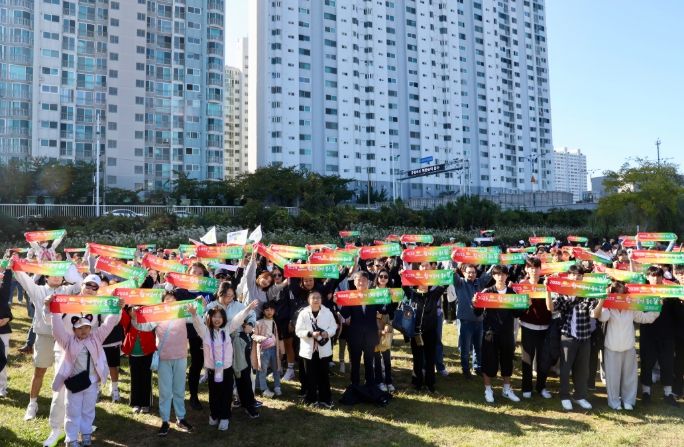 천창수 교육감이 1일 태화강 그라스 정원에서 열린 '함께 걸어 좋은 길' 행사에 참여해 참가자들과 기념사진을 찍고있다