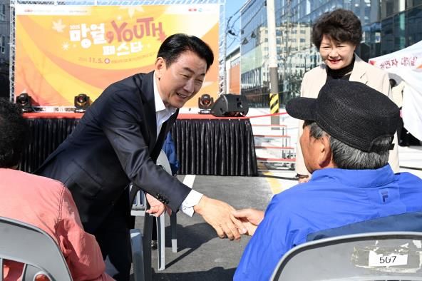 김동근 시장이 11월 5일 ‘망월, YOUTH페스타’ 행사 현장에서 시민들과 소통하고 있다.