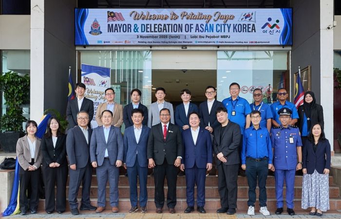 11월 3일 오세현 아산시장이 Mohamad Zahai Bin Hj Samingon 말레이시아 페탈링자야 시장과 페탈링자야 시청 방문 기념 촬영을 하고 있다.