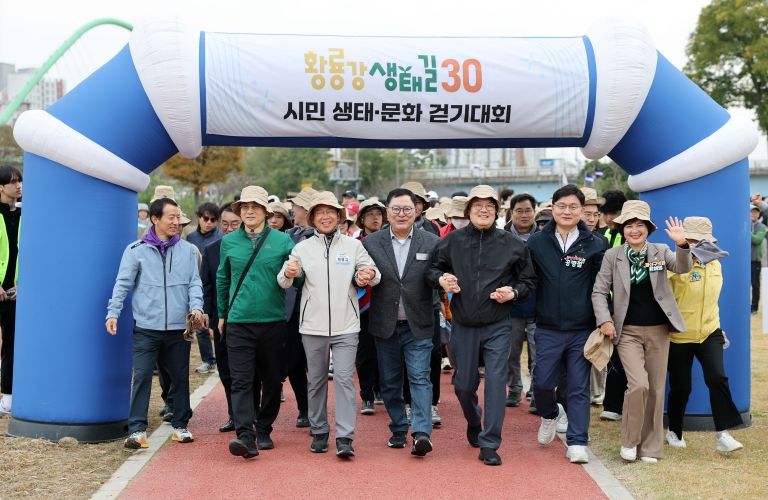 박병규 광산구청장이 지난 8일 황룡친수공원에서 황룡강생태길3길 시민 생태·문화 걷기대회에서 대회의 시작을 알렸다.