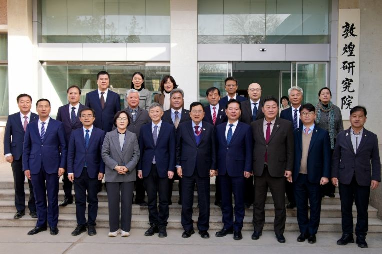 중국 둔황연구원을 방문한 경주시 대표단이 19일 연구원 청사 앞에서 양측 관계자들과 기념촬영을 하고 있다.
