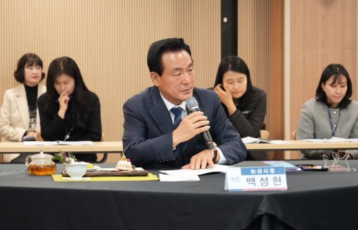 건의사항을 전달하는 백성현 논산시장