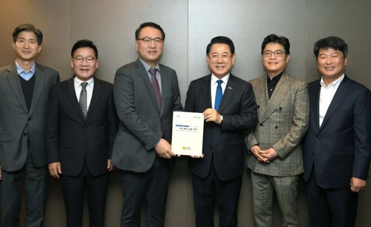 김영록 전라남도지사가 25일 서울 여의도에서 유병서 기획재정부 예산실장과 간담회를 갖고 2026년 국회 증액 핵심사업이 차질없이 반영되도록 지원을 요청한 뒤 전남의 주요 현안사업 건의 내용을 전달하고 있다.