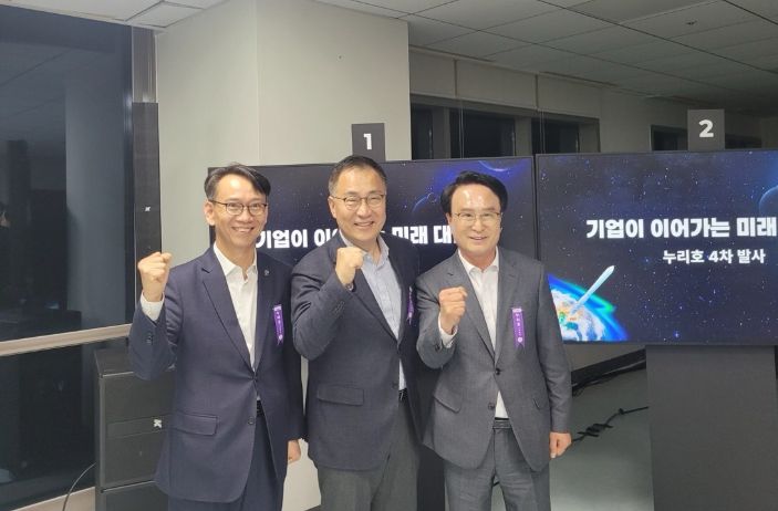 한국형 발사체 누리호 4차 발사 성공 축하(왼쪽부터 김명주경제부지사, 최형두국회의원, 박동식사천시장)